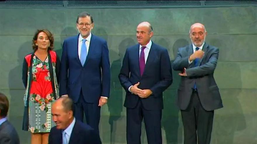 El Gobierno arropa a Guindos en la presentación de su libro