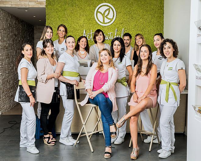 Yves Rocher y Woman posan con lectoras