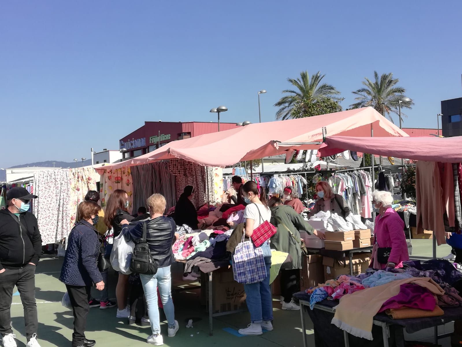 Domingo de sol, mercadillo y desescalada