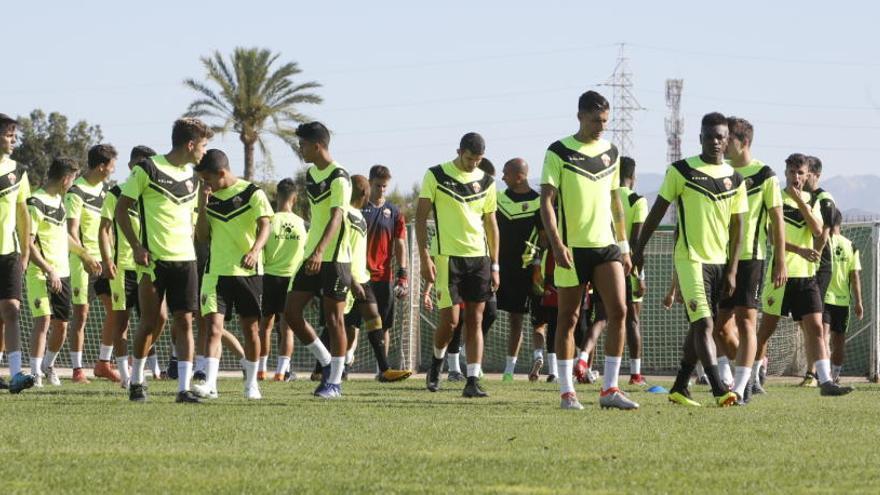 Los jugadores del Ilicitano, esta mañana, en el Anexo