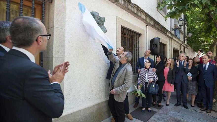 Familiares de Casares descobren, onte, unha praca conmemorativa en Ourense.