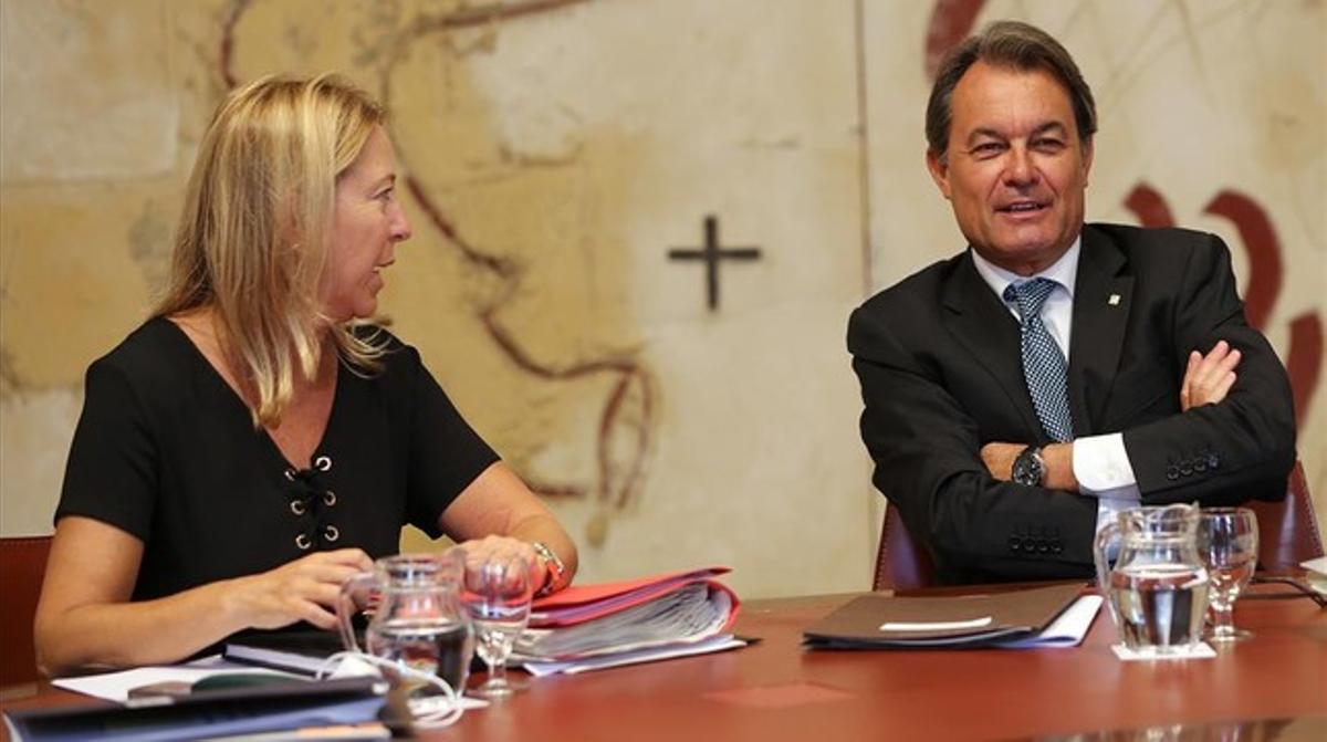 Neus Munté i Artur Mas, aquest dimarts, en la reunió del Consell Executiu. Neus Munté i Artur Mas, aquest dimarts, en la reunió del Consell Executiu.