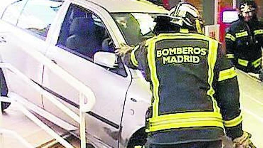 Dos celadoras heridas al impactar un coche con el mostrador de un hospital