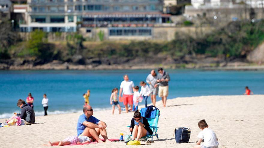 Turistas y bañistas esta mañana en la playa de Silgar, en Sanxenxo. // Gustavo Santos