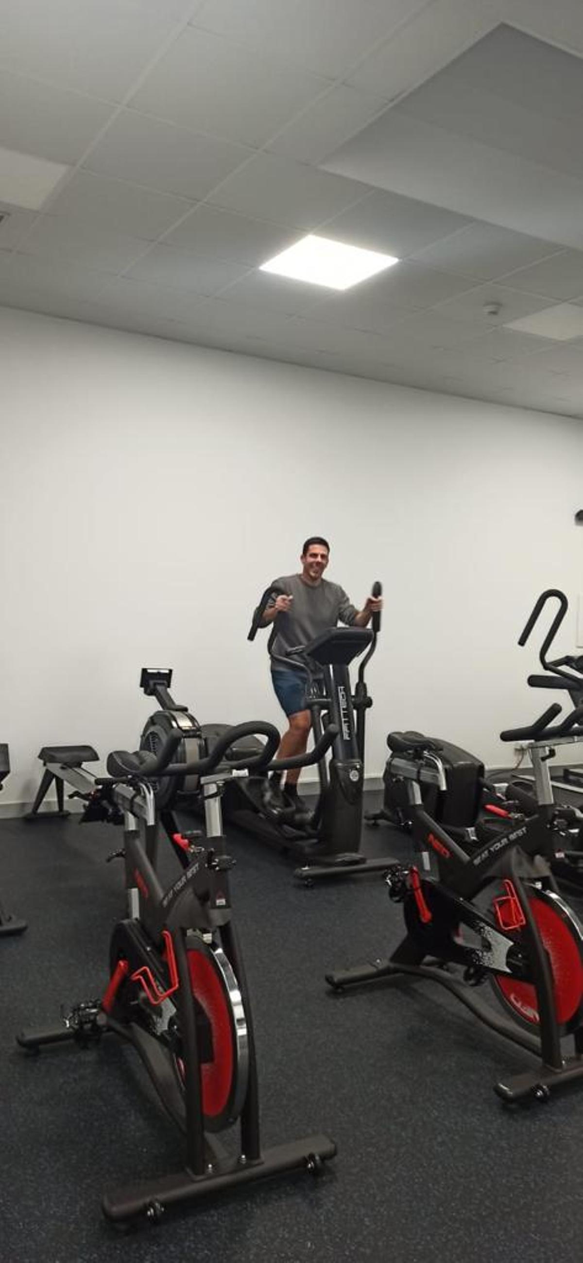 El isleño Luis Arosa, aspirante socialista, en el gimnasio.