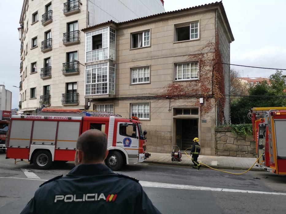 Sucesos en Pontevedra | Evacuada una pareja por un incendio en su casa en Marín