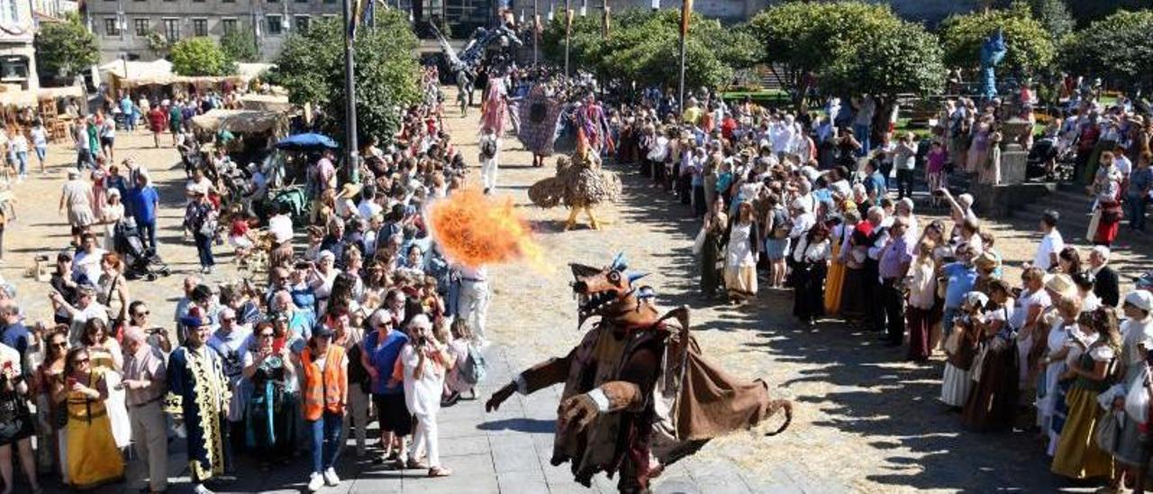 Un pasacalles en la Praza da Ferraría en la última edición del festival medieval celebrado en el año 2019.