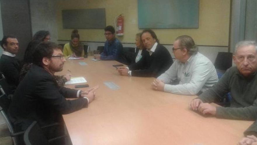 Un momento de la reunión celebrada ayer en Cort para acordar los términos de la consulta.