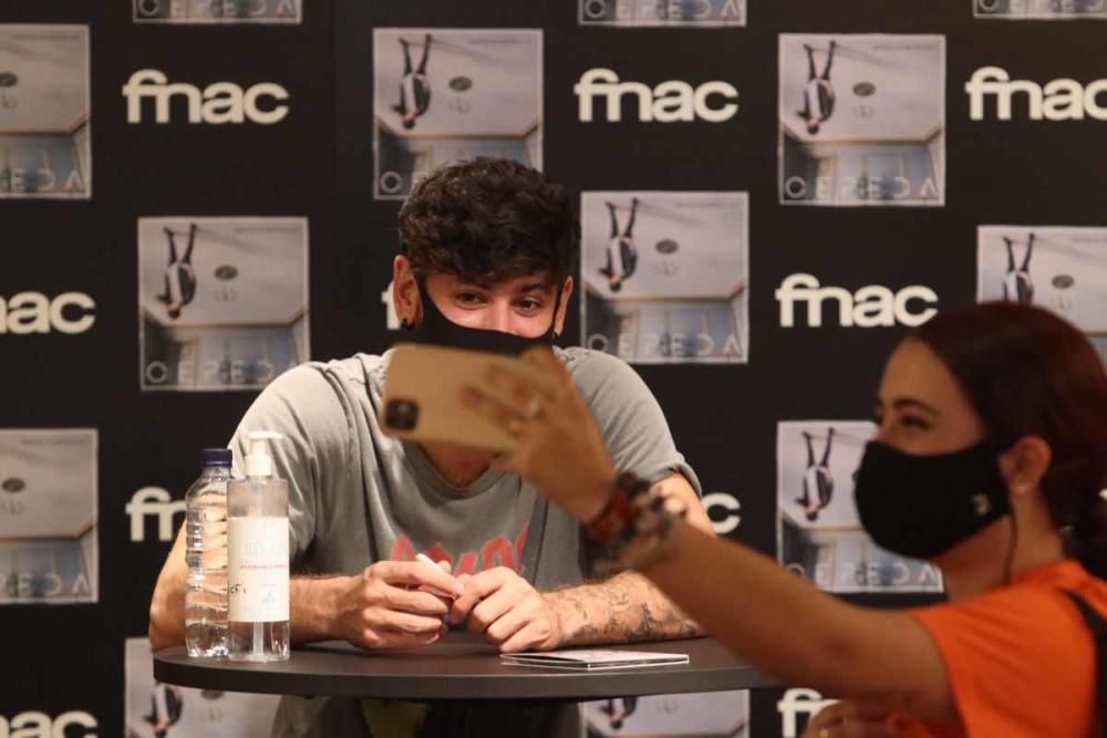 Cepeda firma su último disco 'Con los pies en el suelo' en FNAC