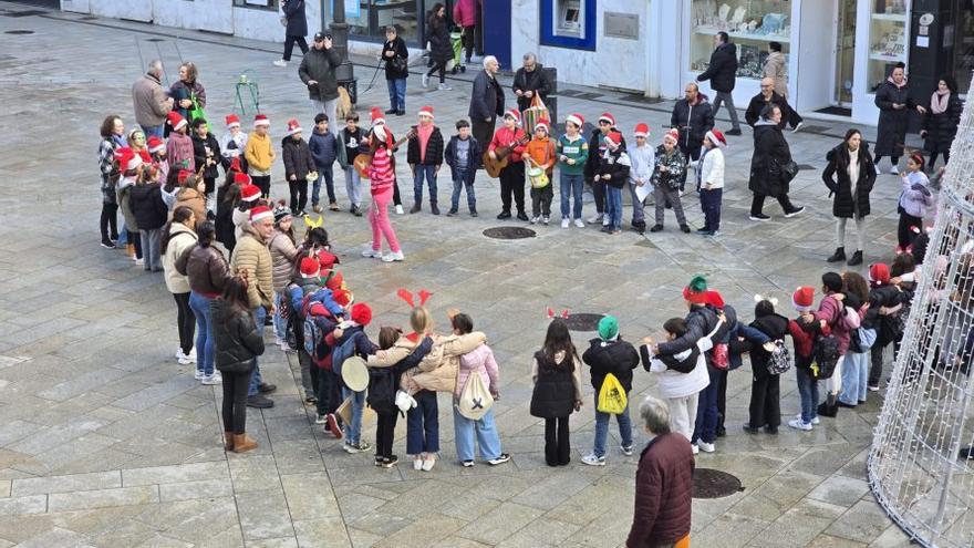 Niños ayer en la plaza de Galicia de Vilagarcía. |  FdV