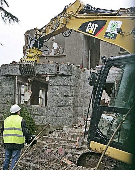 Demolición de una de las viviendas existentes en estos terrenos. // Bernabé/Cris M.V/J.L.