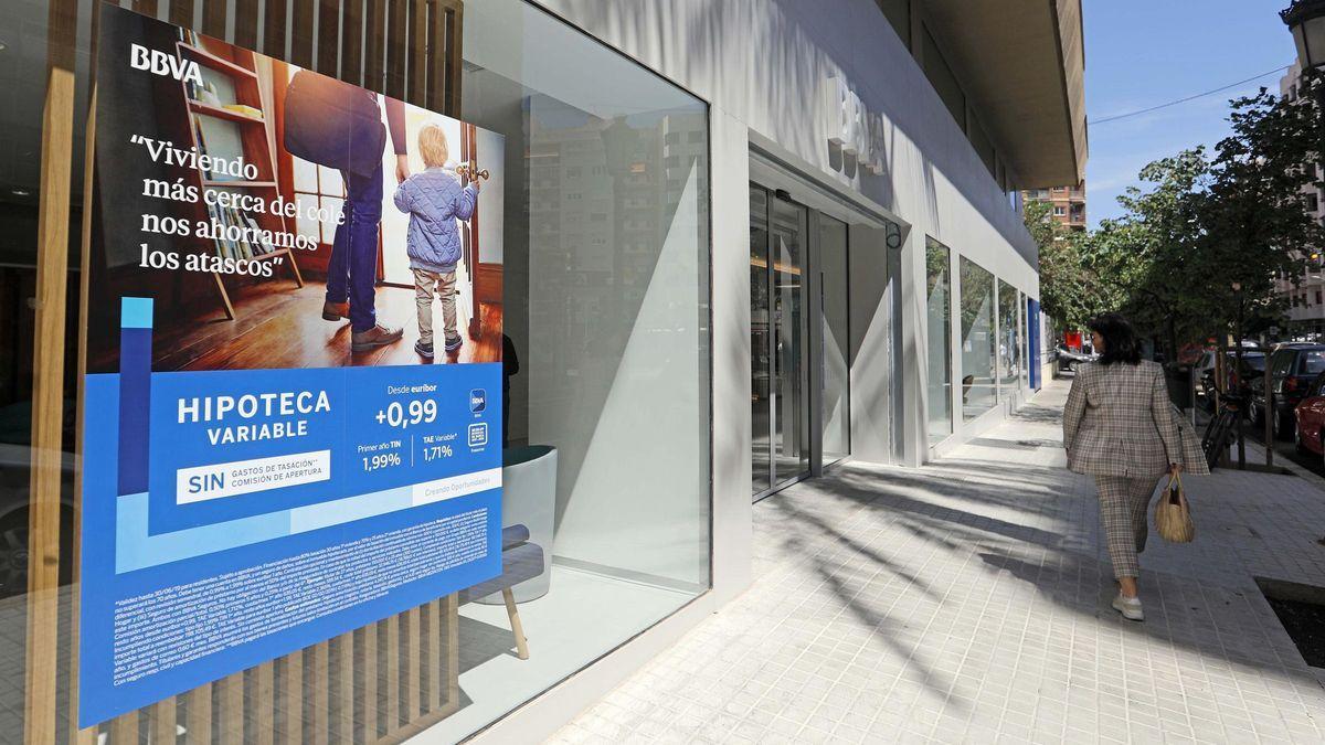 Oferta de hipotecas en una entidad en València en una imagen de archivo.