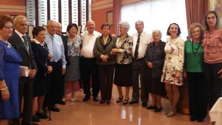 Homenajeados, miembros de la directiva y autoridades.