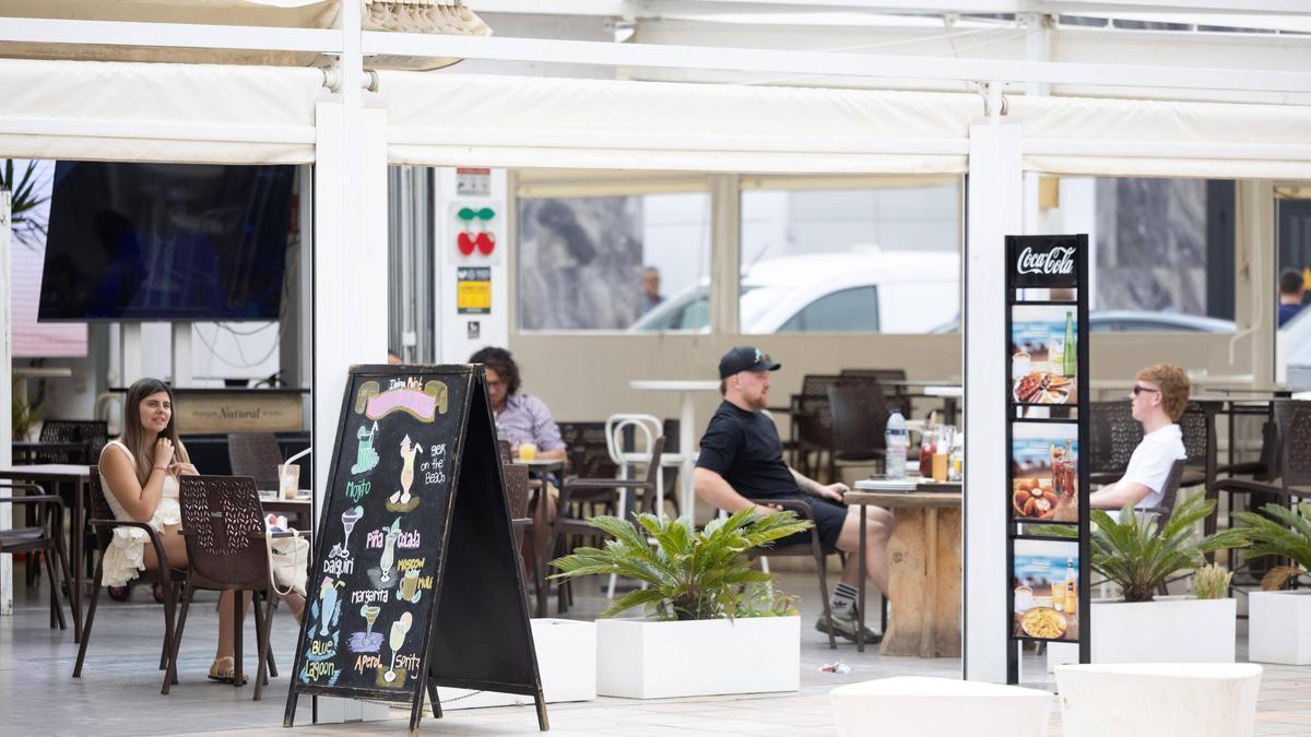 Turistas en una terraza de Platja d'en Bossa