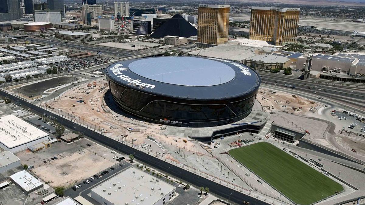 Una vista aérea muestra el Estadio Allegiant, la casa de 2 mil millones de dólares, con cúpula de vidrio de los Raiders de Las Vegas el 21 de mayo de 2020 en Las Vegas, Nevada.