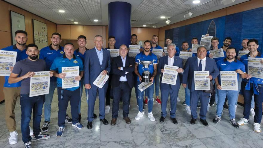 La plantilla del Guaguas posa junto a Antonio Cacereño (en el centro de la imagen), con el trofeo de la Superliga de Voleibol Masculina. | | ANDRÉS CRUZ