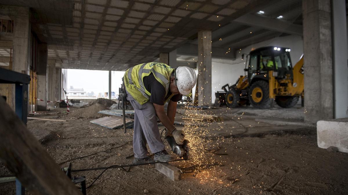 Un operario trabaja en el interior de la planta en construcción de Trujillo (Extremadura).