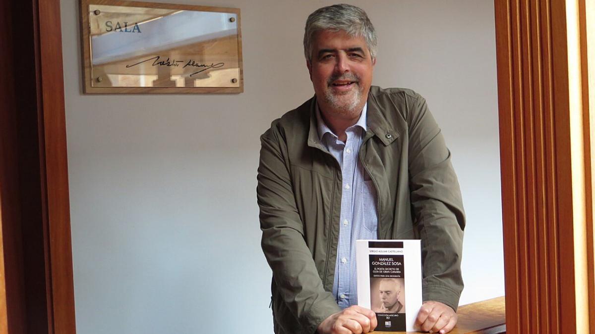 Sergio Aguiar, con un ejemplar de su libro &#039;Manuel González Sosa&#039;.