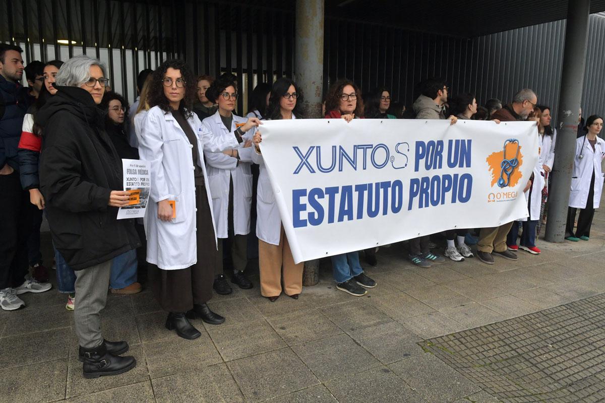 Protesta de médicos frente al Hospital de A Coruña.