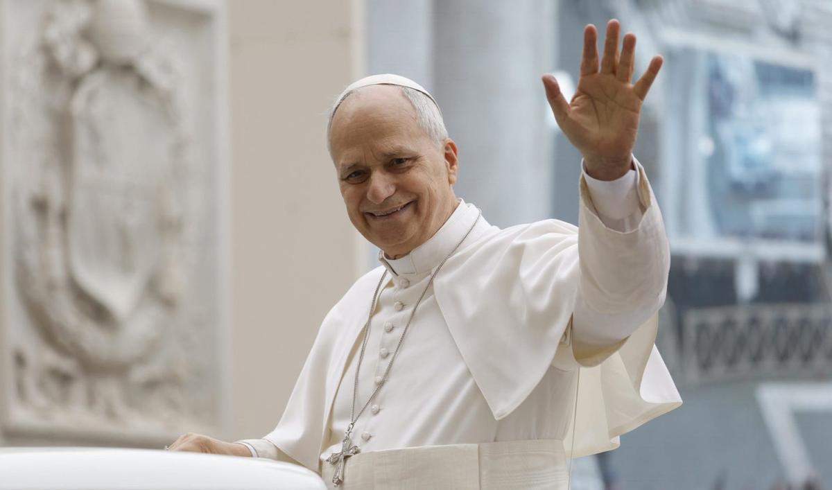 El papa León XIV saluda a la multitud congregada en la plaza San Pedro, en la Ciudad del Vaticano.
