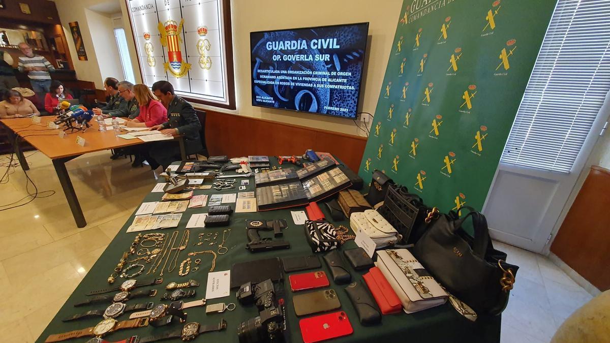 Artículos recuperados por la Guardia Civil que una banda ucraniana robaba a compatriotas refugiados en la Vega Baja.