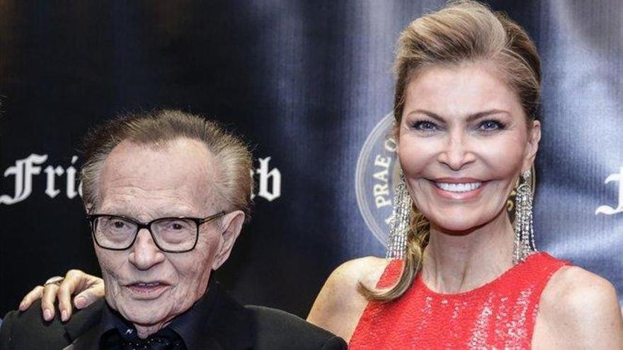 Larry King se divorcia de su séptima esposa a los 85 años