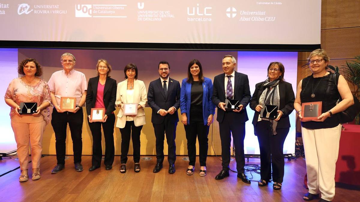 El president Pere Aragonès amb els distingits per la qualitat universitària amb el premi Jaume Vicens Vives