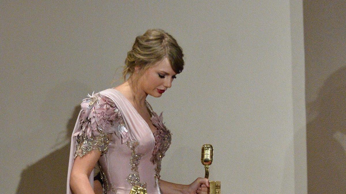 El vestido le juega una mala pasada a Taylor Swift