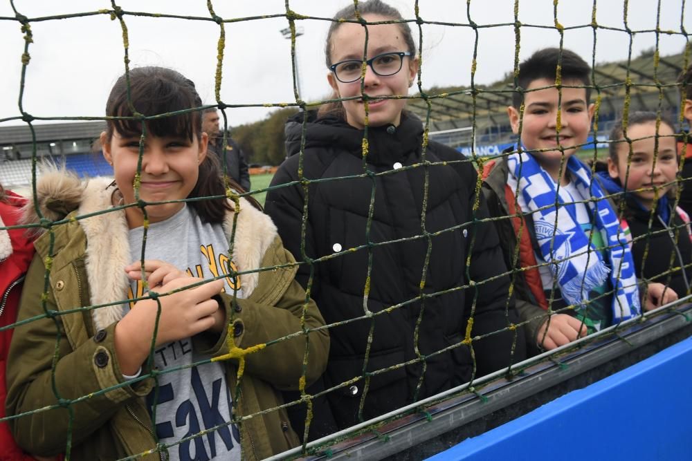 Los escolares visitaron las instalaciones deportivas de Abegondo, profundizaron en la historia del club de la mano del periodista Carlos Miranda y conocieron a los jugadores Saúl e Iris.