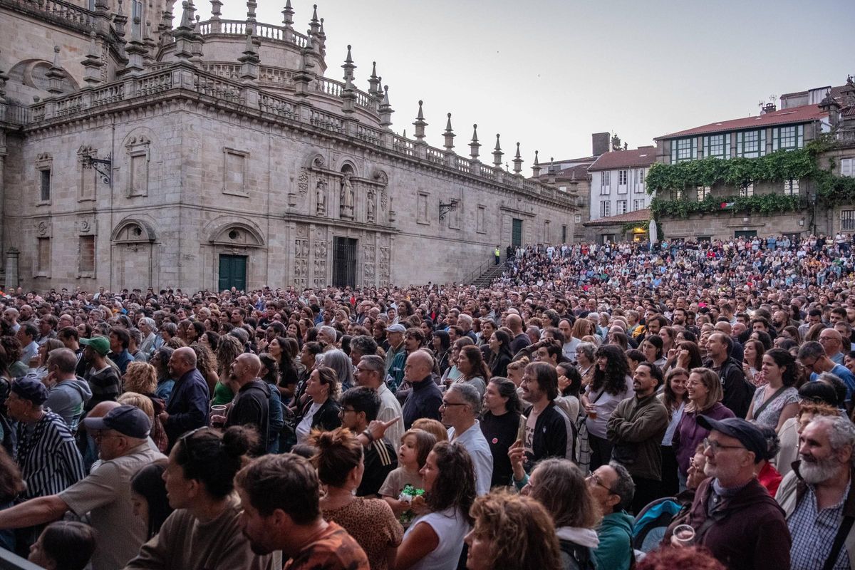 Público asistente al concierto de Sés en la Quintana celebrado este lunes dentro de las Fiestas del Apóstol