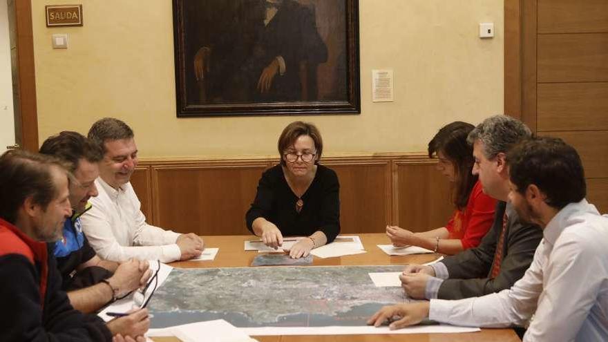 Carmen Moriyón, en el centro, preside el gabinete de crisis por las manchas en San Lorenzo, con responsables de la EMA, Bomberos, Medio Ambiente y Policía Local, ayer, en el Ayuntamiento.