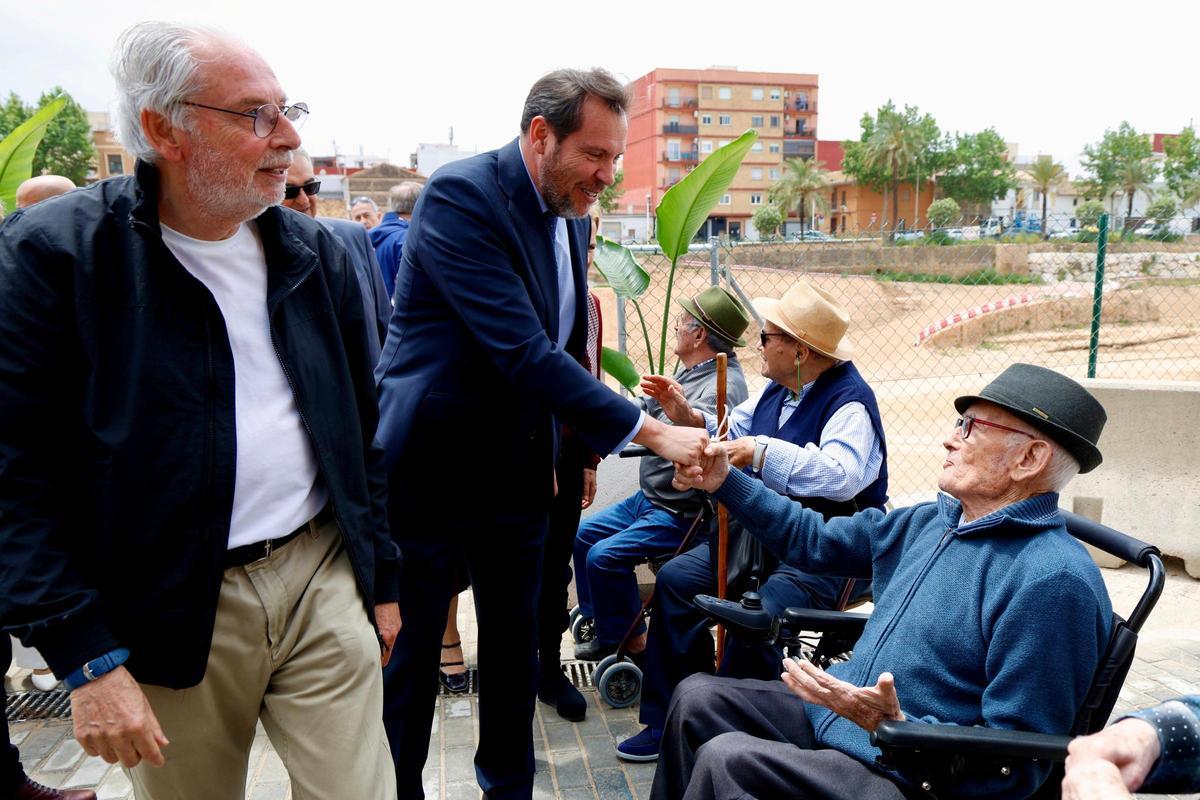 El ministro saluda a los vecinos.