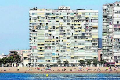 Un bloc d’apartaments de Platja d’Aro vist des del mar.