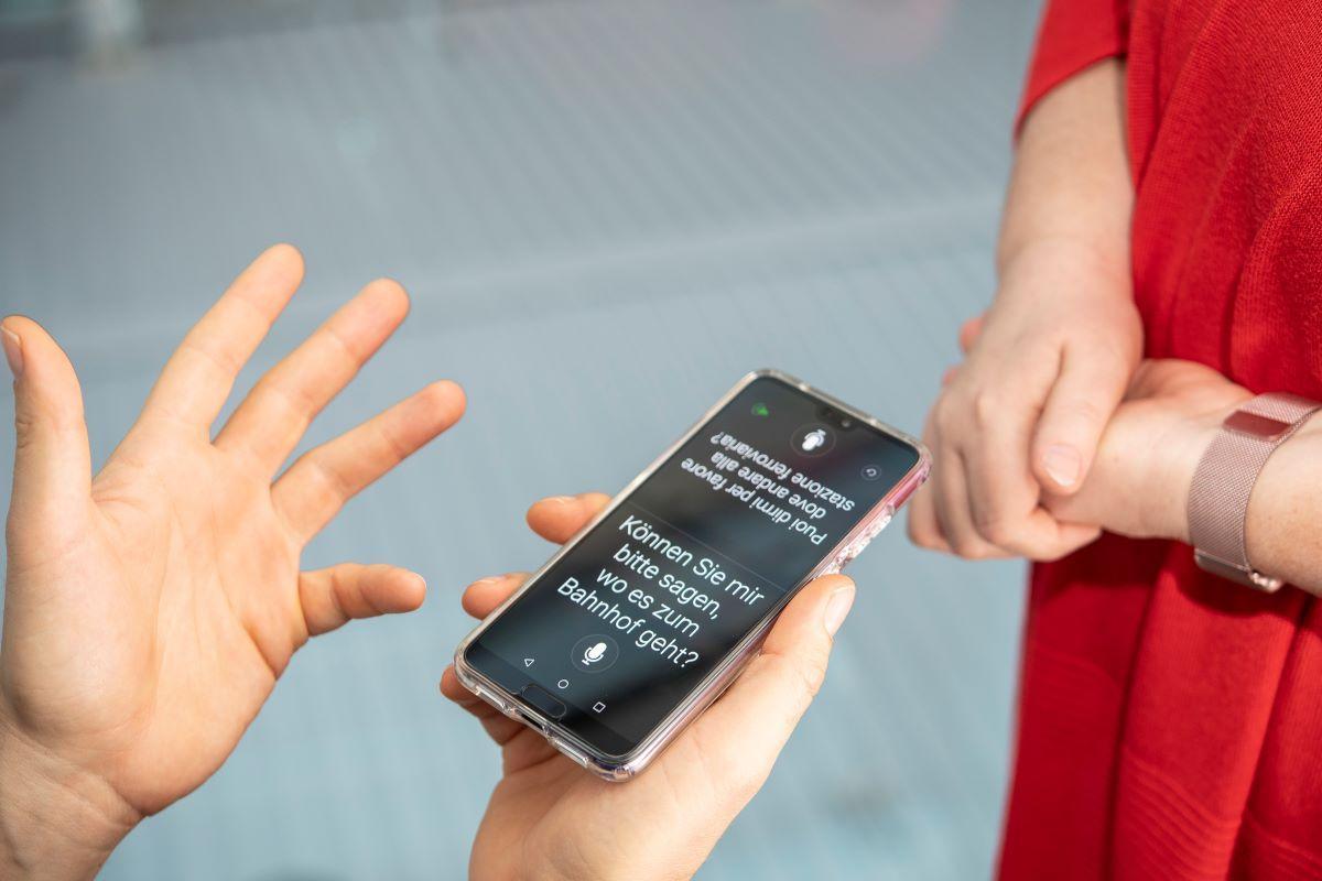 Digitaler Dolmetscher: Mit Übersetzungsapps wie dem Microsoft Translator lassen sich auf Reisen zumindest einfache Dialoge in fremder Sprache führen. (zu dpa: «Für Reisen: Experte empfiehlt diese Übersetzungsapps»)