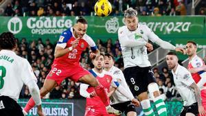 Braithwaite y Arana pugnan por un balón.