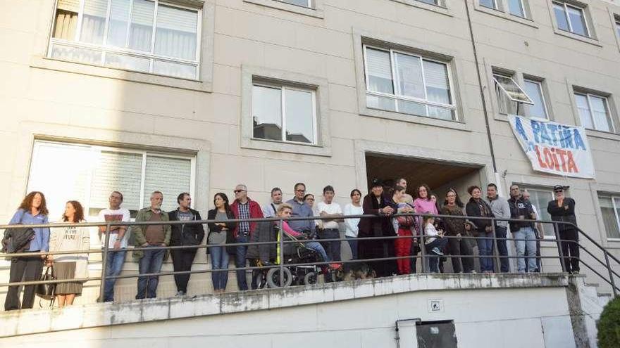 Vecinos en lucha en A Patiña (Cambre) por mantener el alquiler de sus viviendas de renta social.