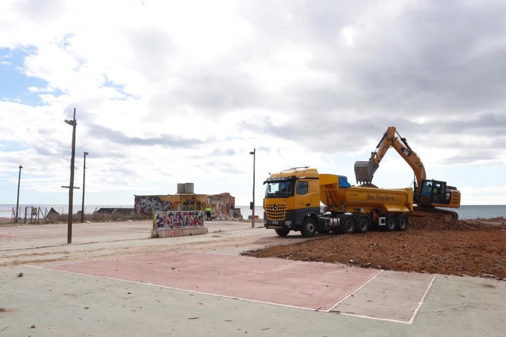 Trabajo de demolición de las antiguas pistas de tenis e instalaciones sin uso de los Baños del Carmen.