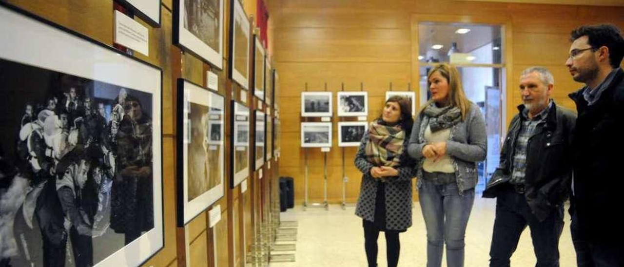 Inauguración de la exposición, que puede visitarse en el salón de plenos de Cambados.  // Iñaki Abella