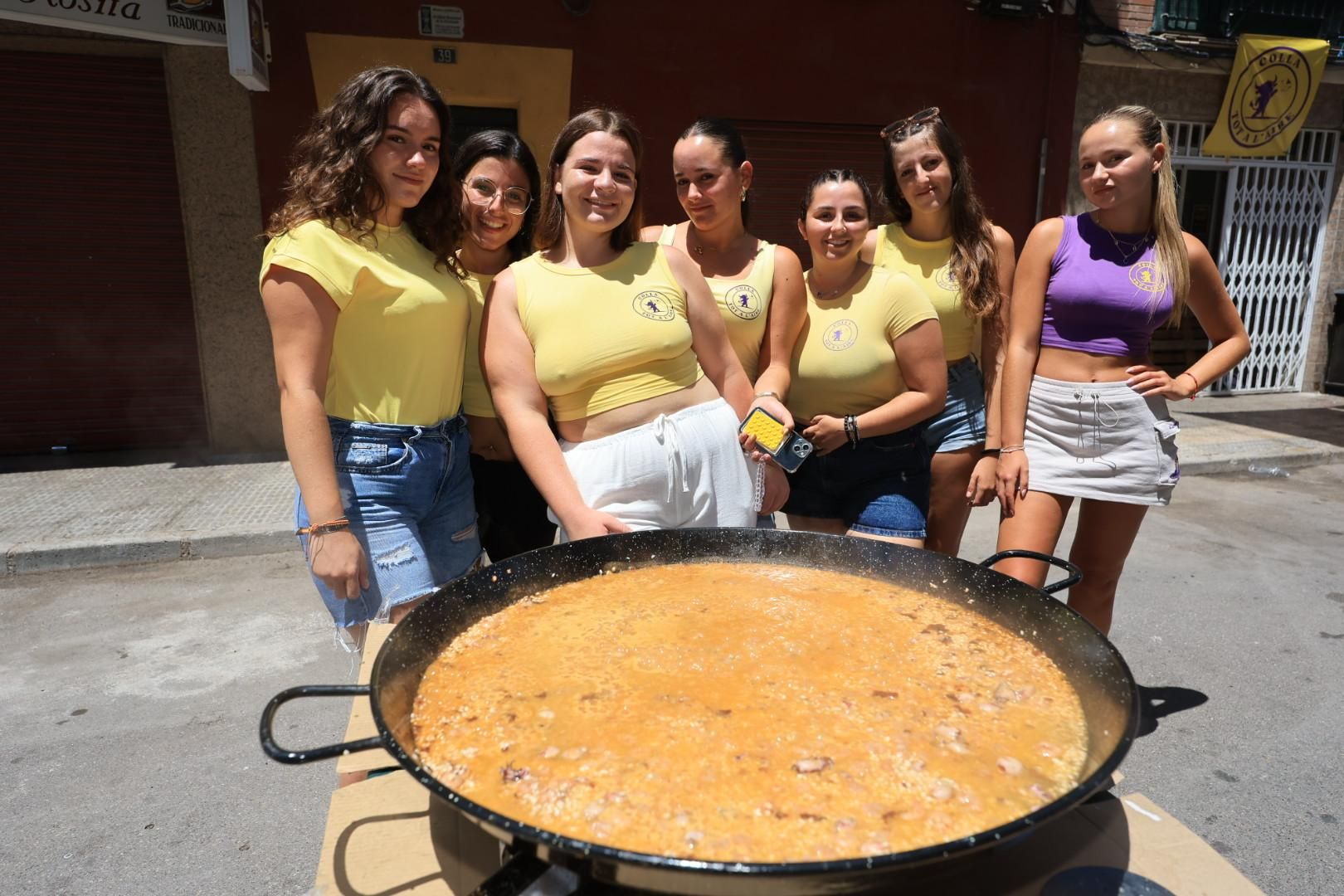 Las collas llenan de color las calles del Grau por Sant Pere