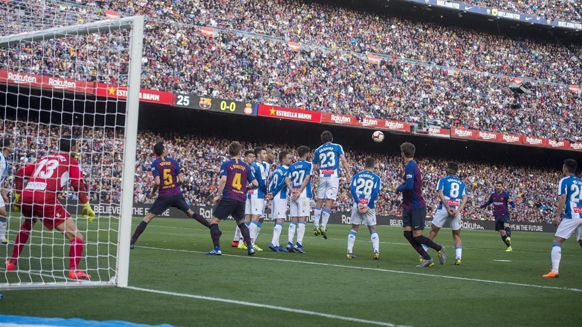 Messi levanta el balon sobre la barrera perica para anotart el primer gol