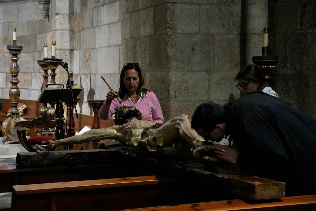 GALERÍA | Los hermanos de las Siete Palabras preparan el Cristo de la Agonía para la procesión del Martes Santo