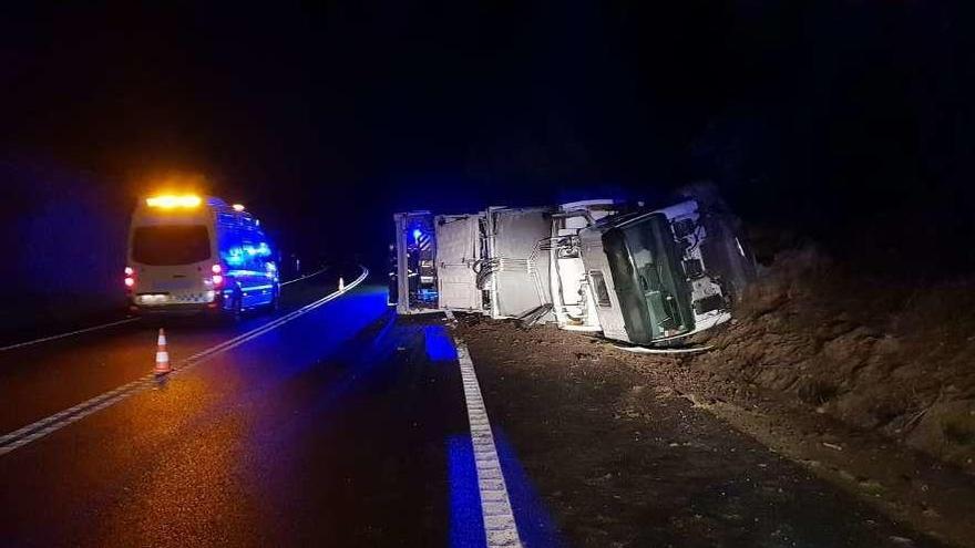 El camión de Caldas siniestrado en la vía rápida de Cambados en la madrugada del jueves. // Faro