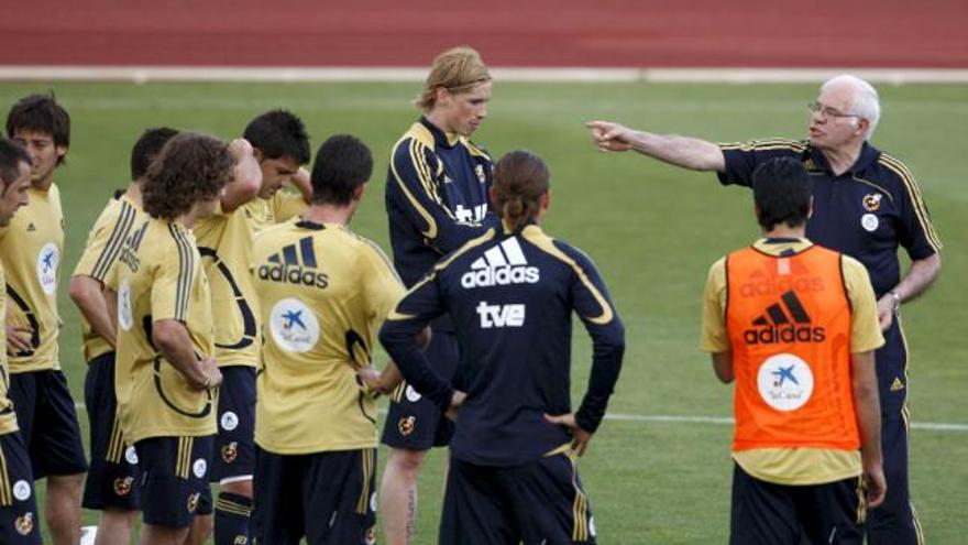 Luis Aragonés charla con los jugadores de la selección durante el entrenamiento.