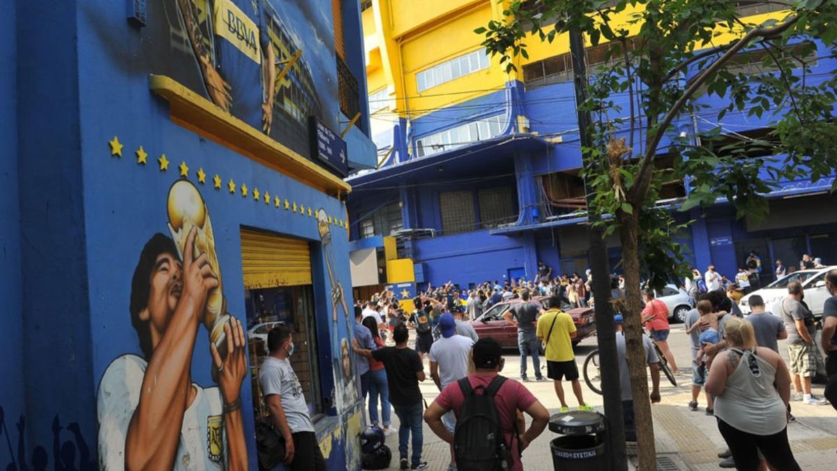 Simpatizantes de Maradona se concentran en el estadio La Bombonera en el barrio de la Boca en Buenos Aires. Seguidores de todo el mundo lloran la muerte de Diego Armando Maradona