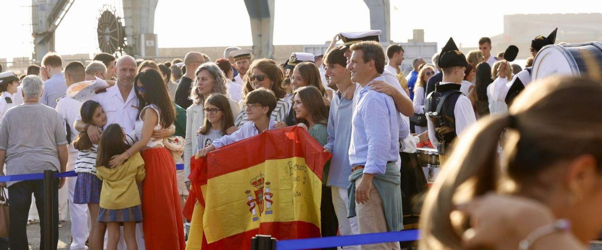 Familiares y amigos se abrazan a varios guardiamarinas, ayer, tras su llegada a El Musel. | CASA REAL / MARCOS LEÓN