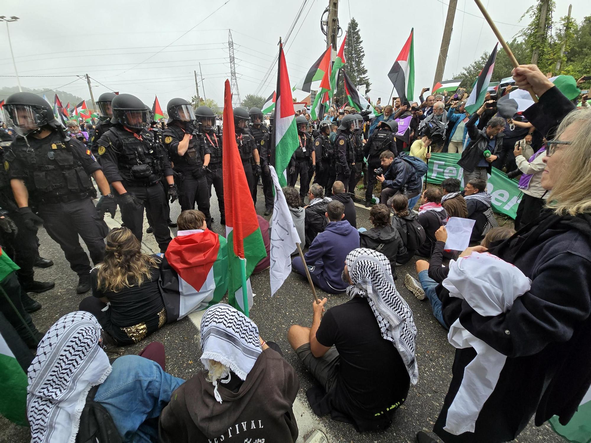 Concentraciones contra el equipo de Israel por el genocidio en Gaza durante el paso de La Vuelta por Pontevedra