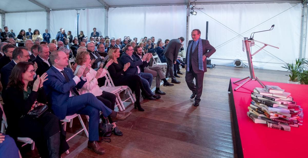 El presidente de Prensa Ibérica, Javier Moll, recibe el aplauso de los asistentes tras dar la bienvenida en el acto de inauguración de la nueva planta de impresión de libros de Liberdúplex, cuando se cumple el 60 aniversario de su creación.