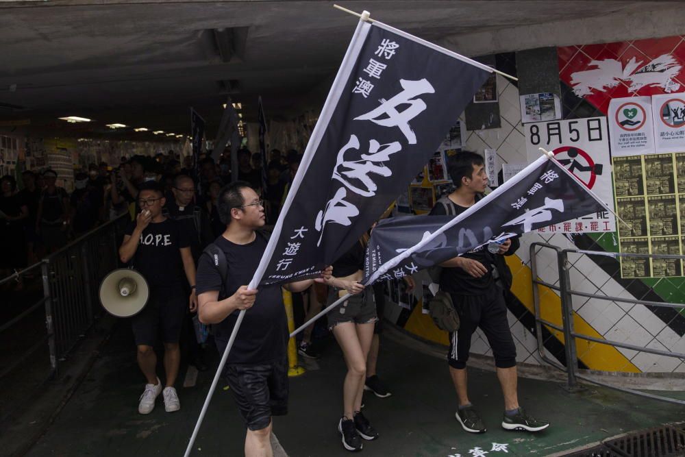 Miles de hongkoneses protestan contra el Gobierno.