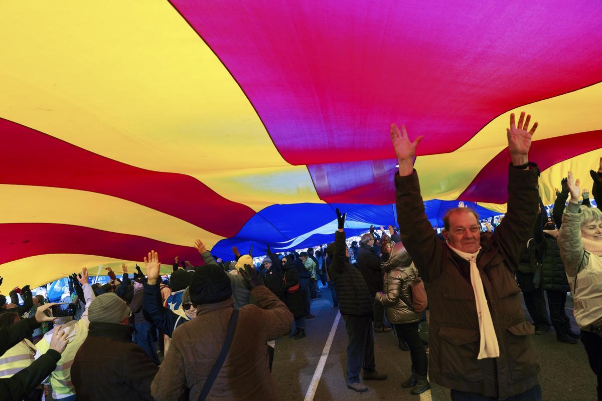 BARCELONA, 19/01/2023.- Manifestación convocada por el independentismo, en una movilización unitaria frente al Museo Nacional de Arte de Cataluña contra la cumbre hispanofrancesa este jueves en Barcelona. EFE/ Enric Fontcuberta