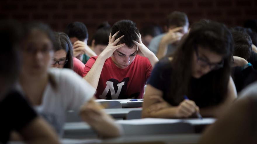 Alumnos en el examen de selectividad.